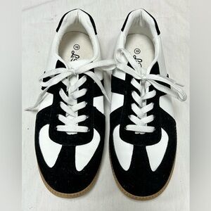 La Sheelah Sneakers Size 10